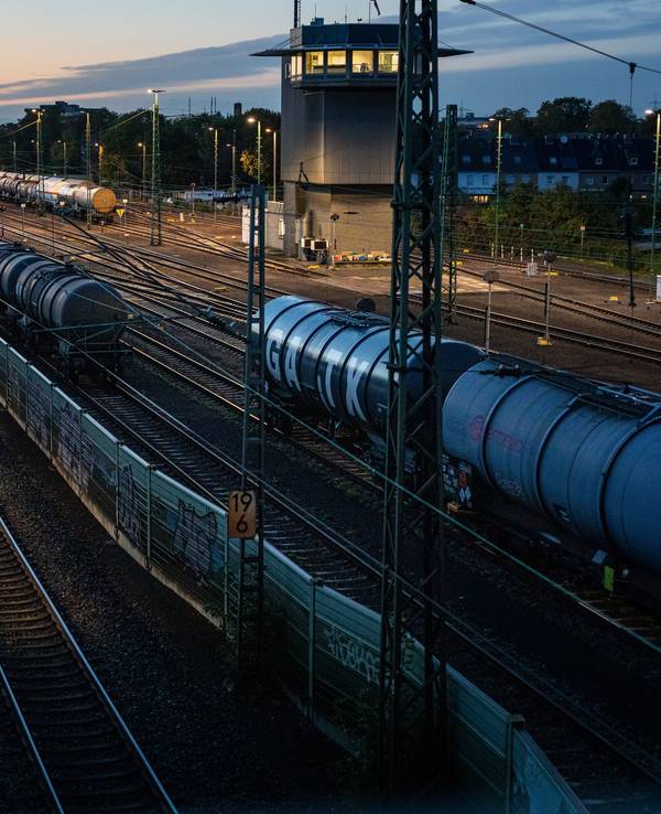 Güterwaggons stehen am Abend im Güterbahnhof Dormagen.
