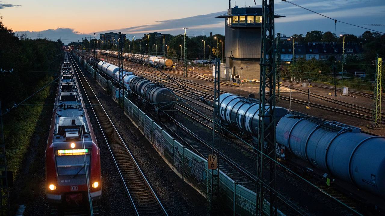 Güterwaggons stehen am Abend im Güterbahnhof Dormagen.