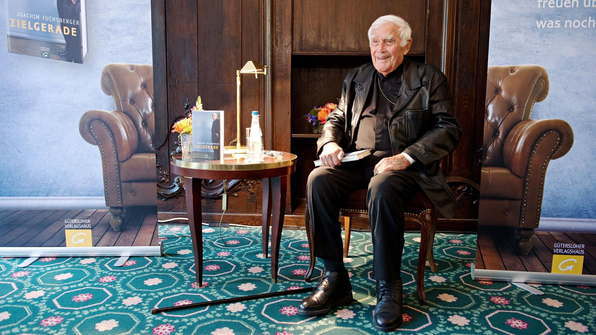 Der Autor und Schauspieler Joachim „Blacky“ Fuchsberger lächelt im Hotel Bayerischer Hof in München (Bayern) bei der Vorstellung seines Buches.