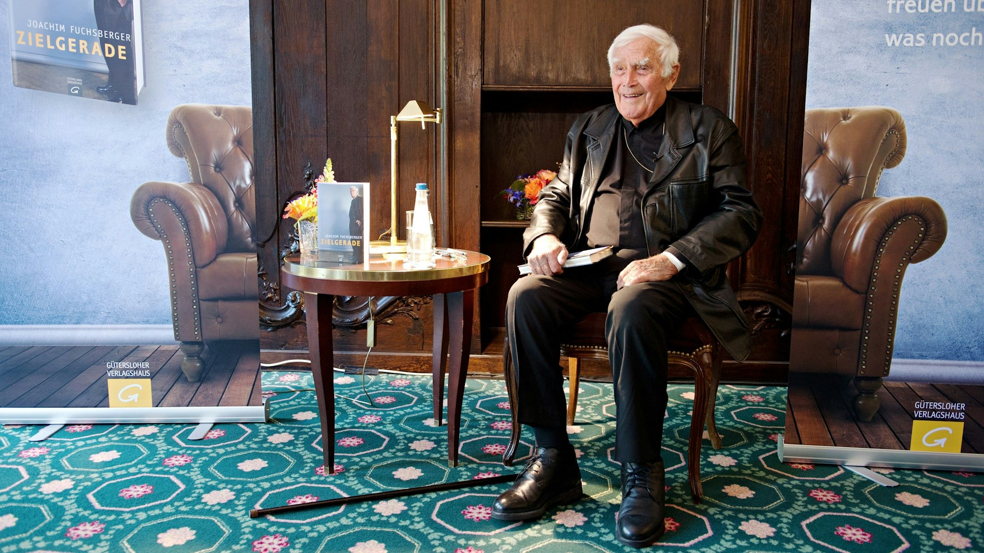 Der Autor und Schauspieler Joachim „Blacky“ Fuchsberger lächelt im Hotel Bayerischer Hof in München (Bayern) bei der Vorstellung seines Buches.