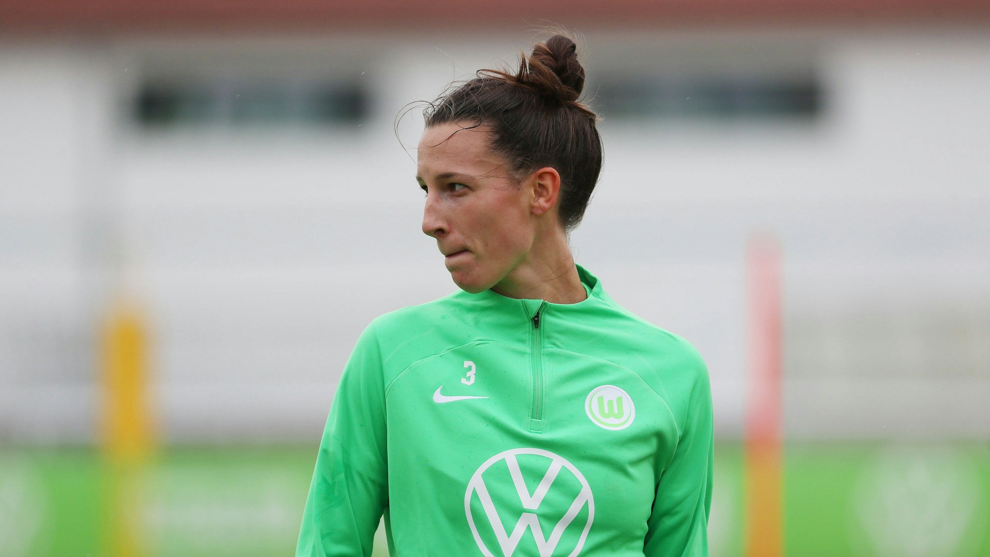 Sara Agrez steht während des Trainings des VfL Wolfsburg auf dem Platz.