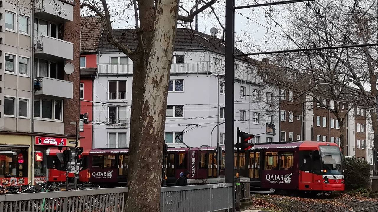 Auf einer KVB-Bahn prangt das Logo der katarischen Fluggesellschaft Qatar Airways.