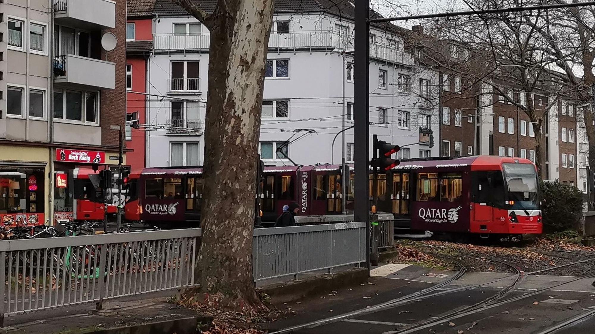 Auf einer KVB-Bahn prangt das Logo der katarischen Fluggesellschaft Qatar Airways.