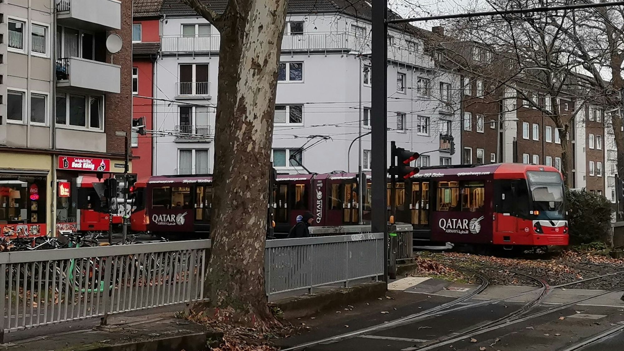 Auf einer KVB-Bahn prangt das Logo der katarischen Fluggesellschaft Qatar Airways.
