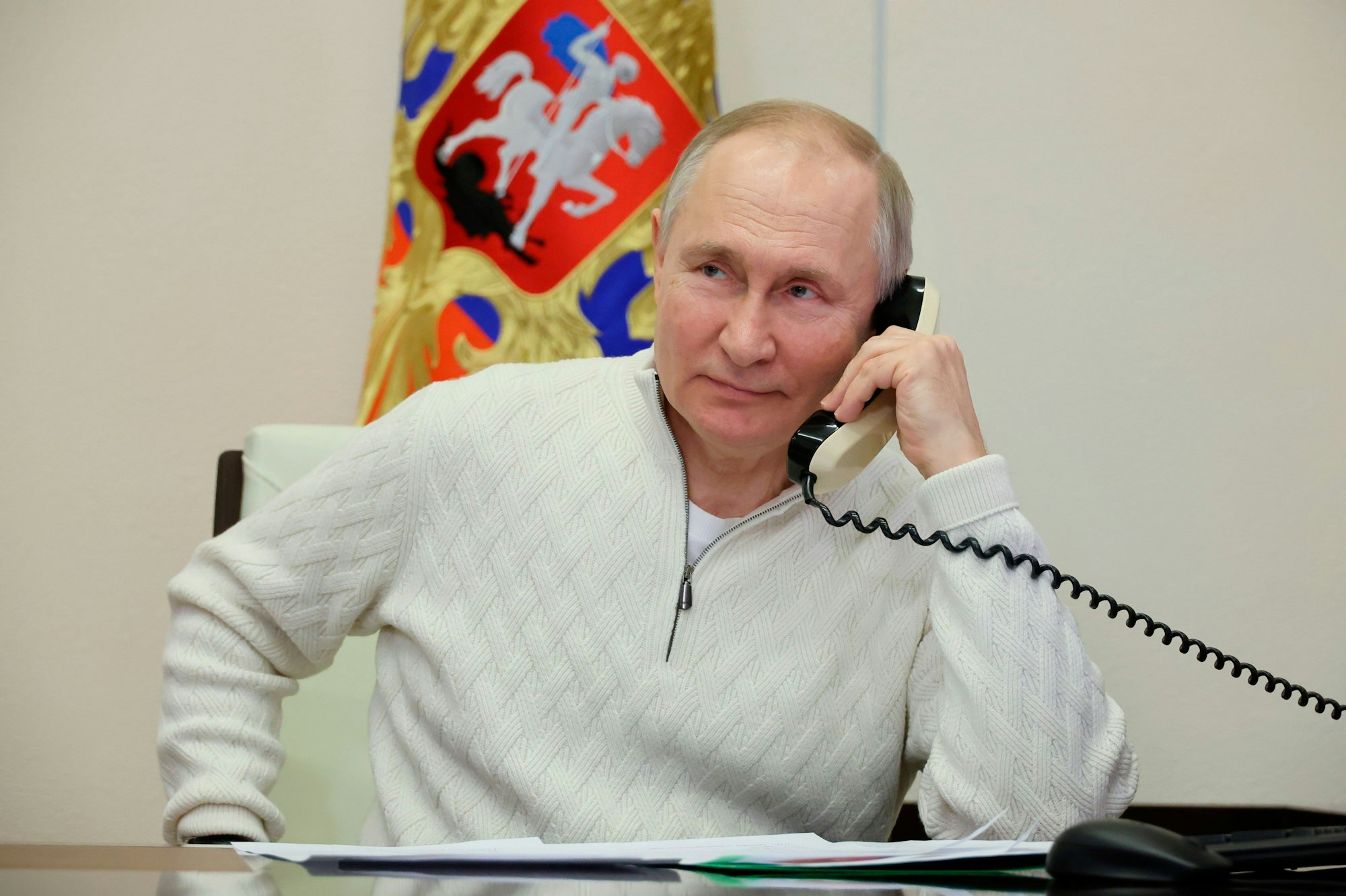 Dieses von der staatlichen russischen Nachrichtenagentur Sputnik via AP veröffentlichte Foto zeigt Wladimir Putin, Präsident von Russland, der per Videokonferenz mit einem siebenjährigen Jungen, einem Teilnehmer der Wohltätigkeitsaktion «Tannenbaum der Wünsche», spricht. Angesichts des bevorstehenden orthodoxen Weihnachtsfests hat Russlands Präsident Wladimir Putin eine anderthalbtägige Feuerpause in der Ukraine angeordnet.