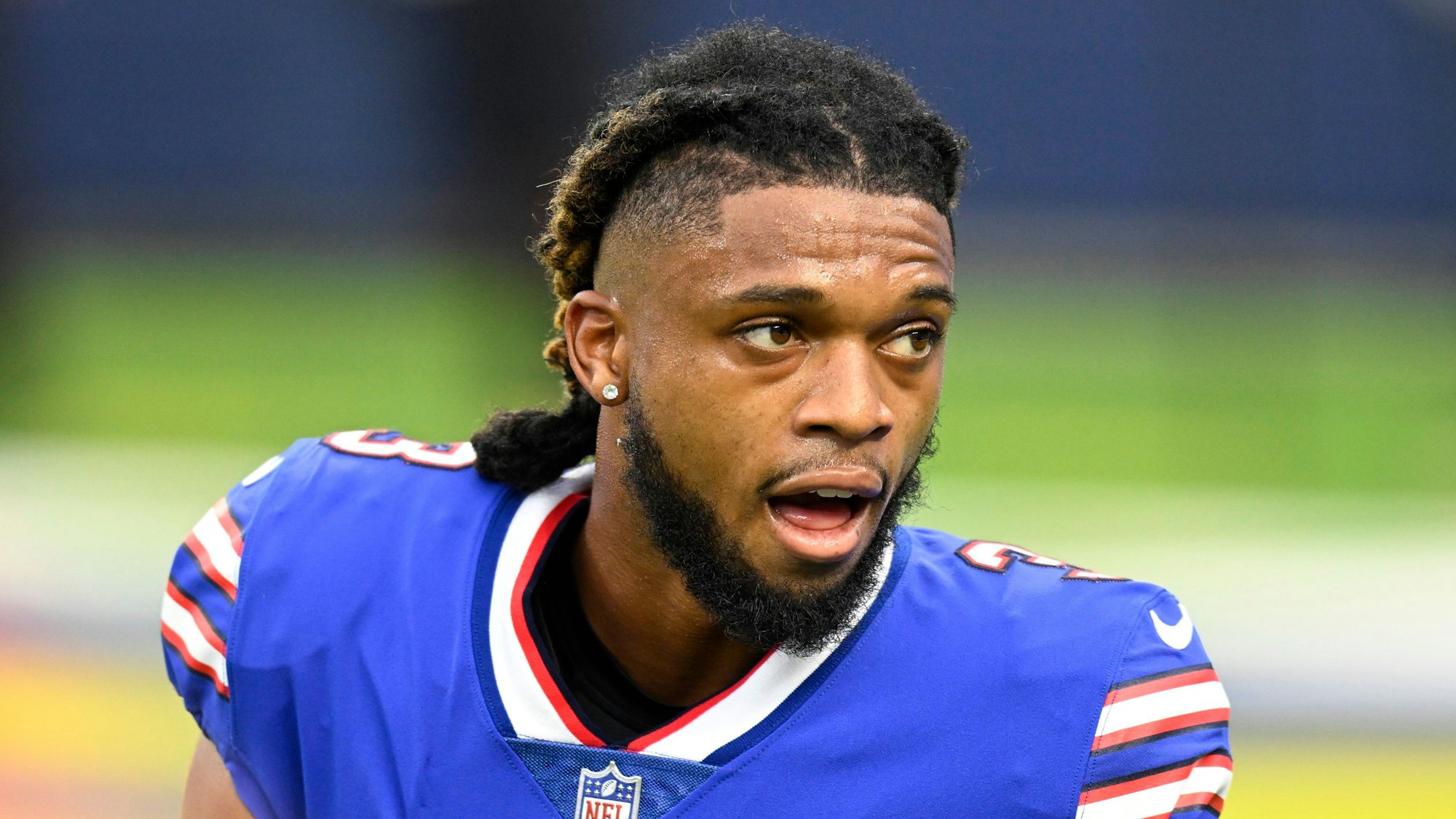 Damar Hamlin steht auf dem Football-Feld im Trikot der Buffalo Bills.