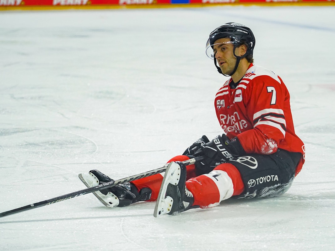 Nick Bailen sitzt während des DEL-Spiels gegen den ERC Ingolstadt enttäuscht auf dem Eis der Kölner Lanxess-Arena.
