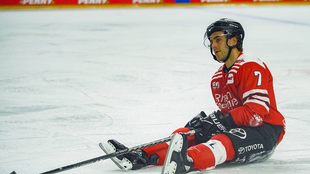 Nick Bailen sitzt während des DEL-Spiels gegen den ERC Ingolstadt enttäuscht auf dem Eis der Kölner Lanxess-Arena.
