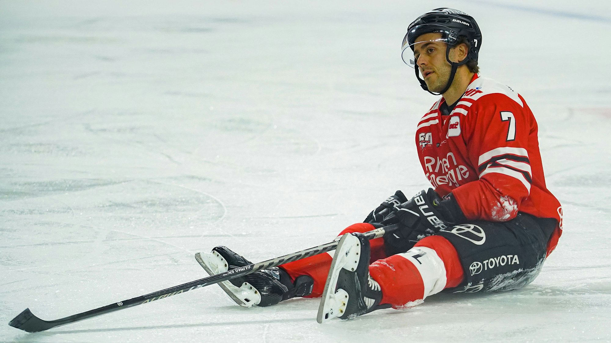 Nick Bailen sitzt während des DEL-Spiels gegen den ERC Ingolstadt enttäuscht auf dem Eis der Kölner Lanxess-Arena.