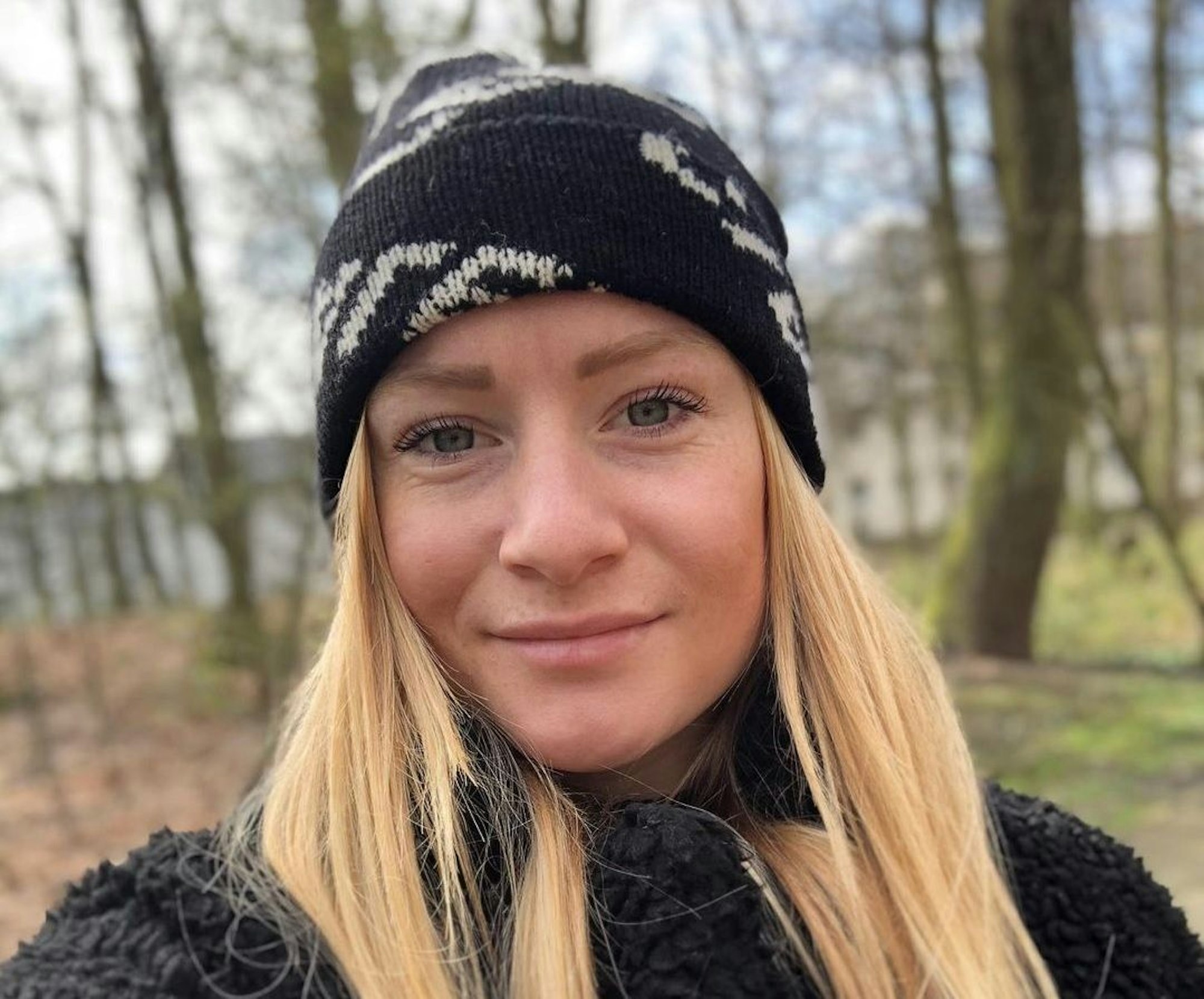 Anna Gerhardt posiert für ein Selfie im Wald.