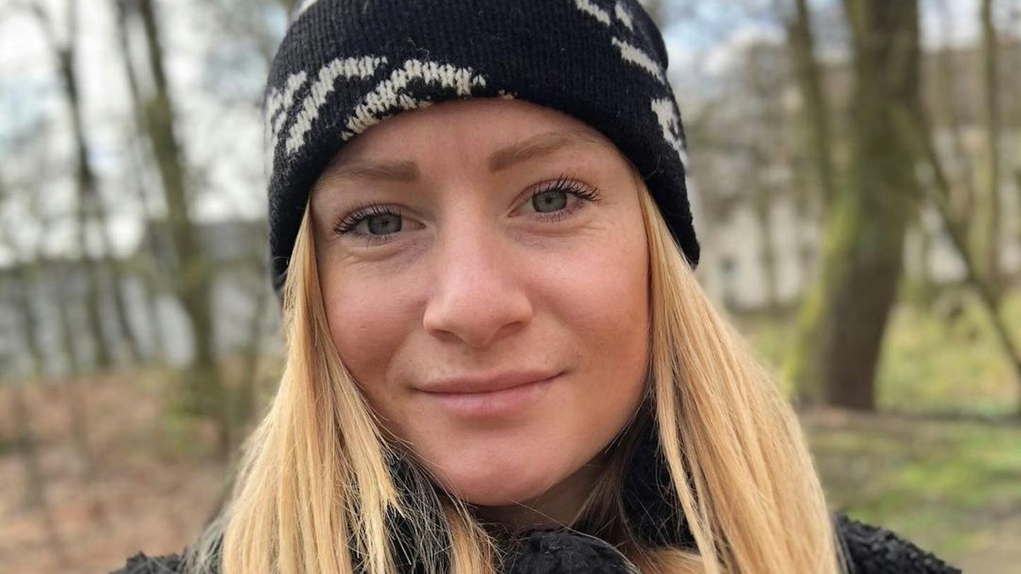 Anna Gerhardt posiert für ein Selfie im Wald.