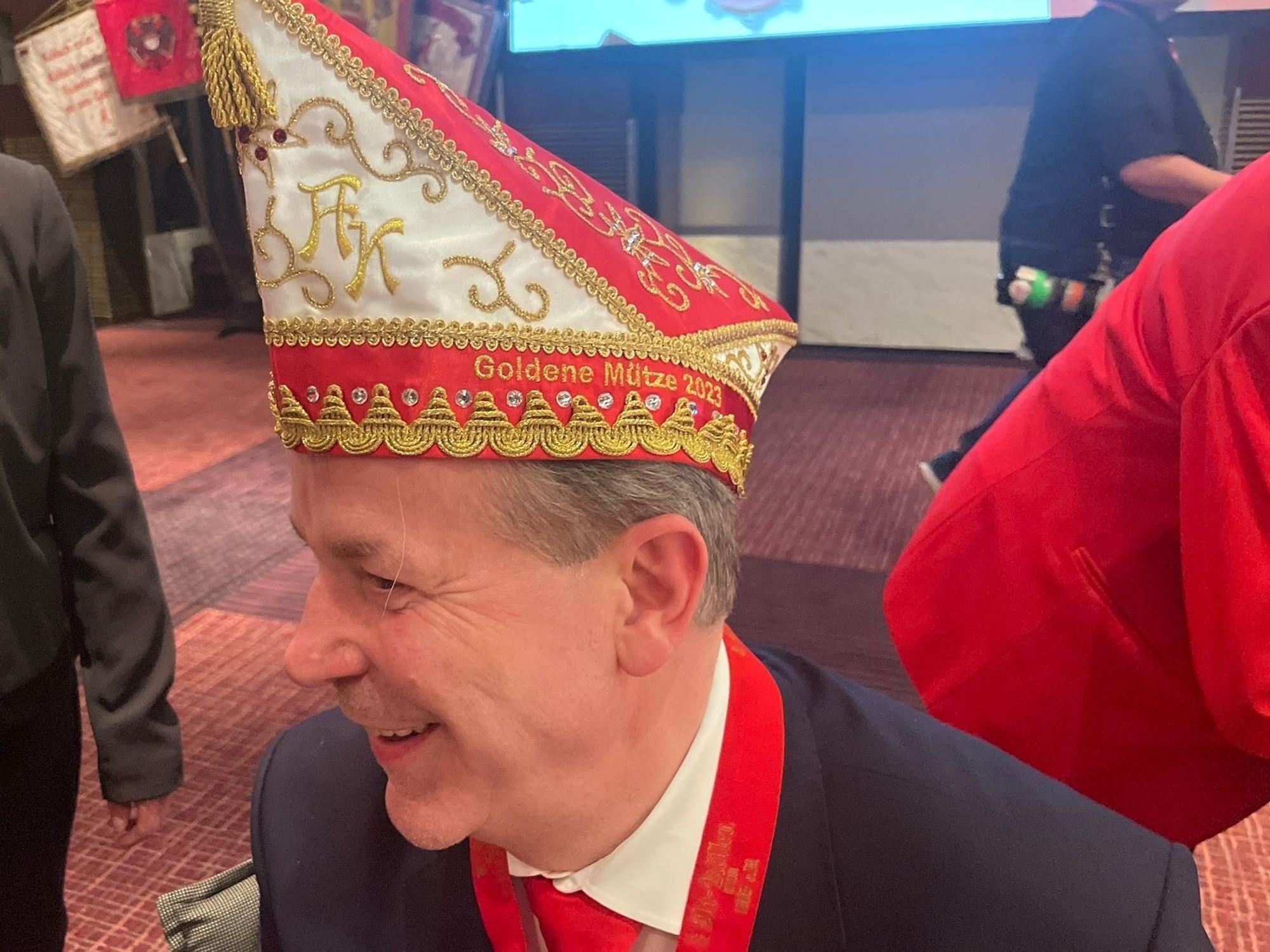 Festkomitee-Präsident Christoph Kuckelkorn mit der Goldenen Mötz.