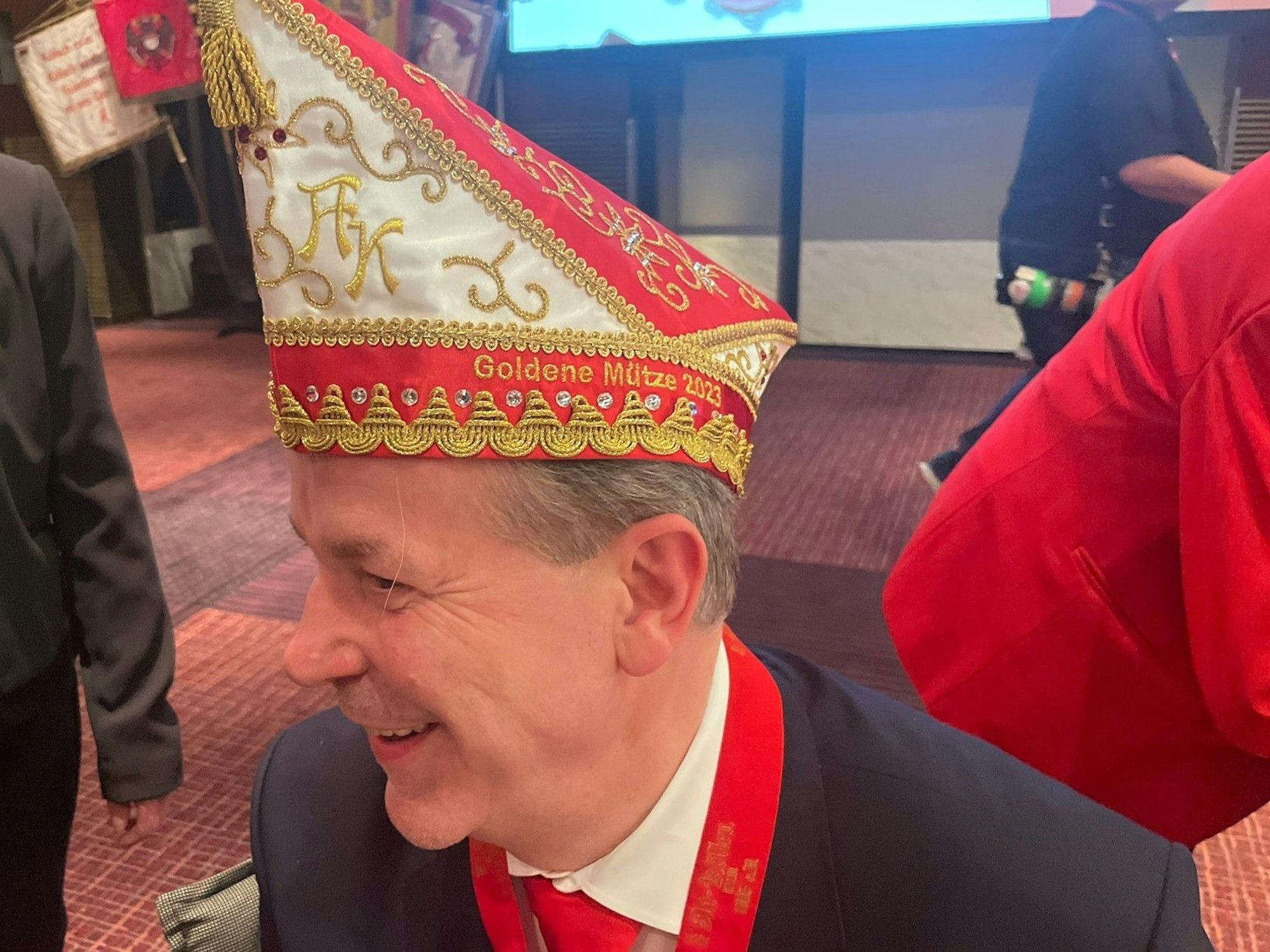 Festkomitee-Präsident Christoph Kuckelkorn mit der Goldenen Mötz.