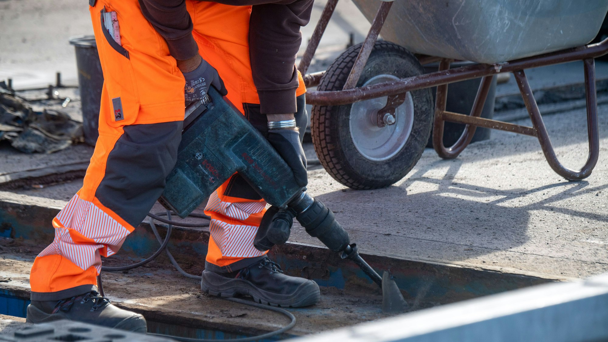 Ein Bauarbeiter arbeitet auf einer Brücke.