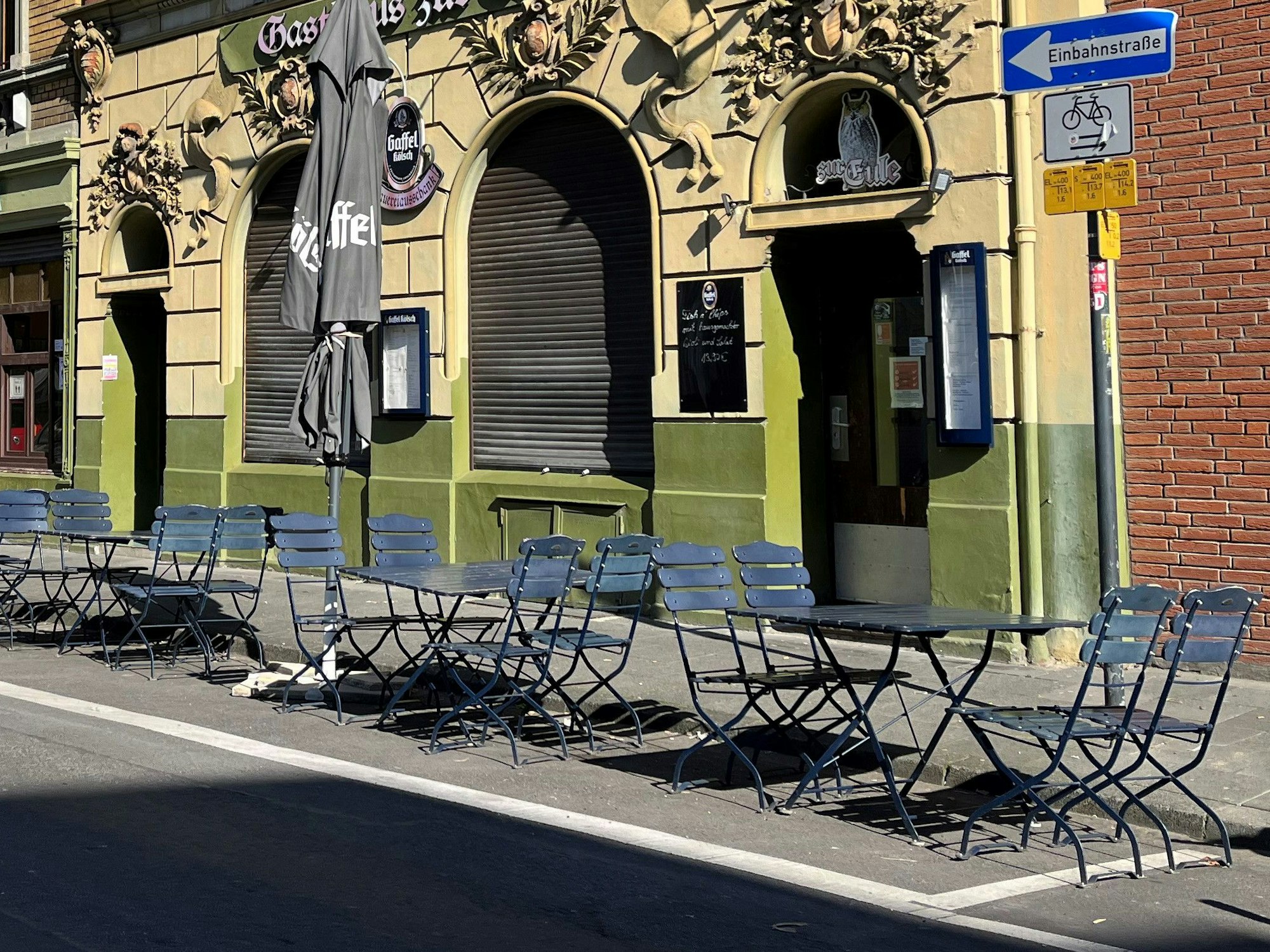 Blick von außen auf das Gasthaus zur Eule im Kölner Stadtteil Bayenthal.