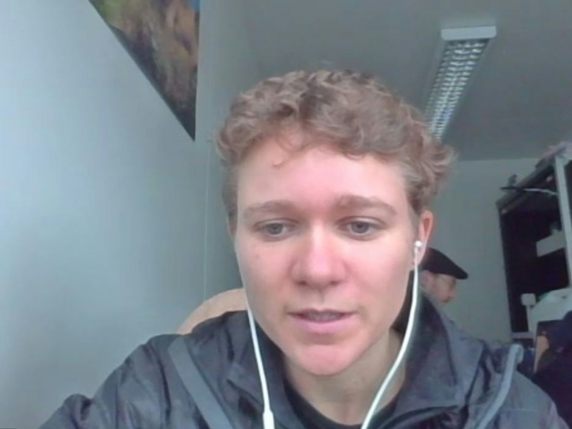 Ronni Zepplin von der Initiative „Lützerath lebt“ bei einer Pressekonferenz.