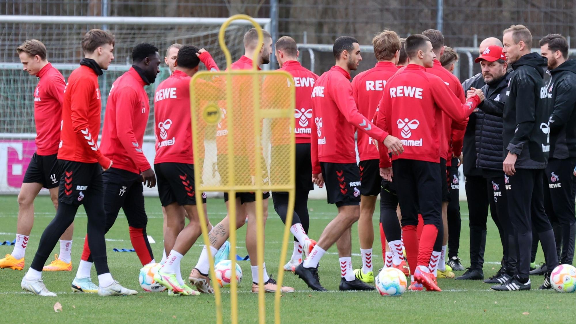 Die Profis des 1. FC Köln klatschen Steffen Baumgart ab.