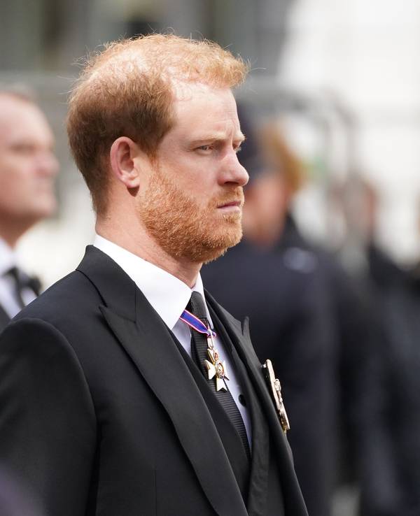 Prinz Harry, Herzog von Sussex, folgt dem Sarg von Königin Elizabeth II., während dieser nach dem Staatsakt vor der Beisetzung von Königin Elizabeth II. in der Westminster Abbey auf einem als Lafette bezeichneten Kanonenwagen durch die Straßen Londons gezogen wird.