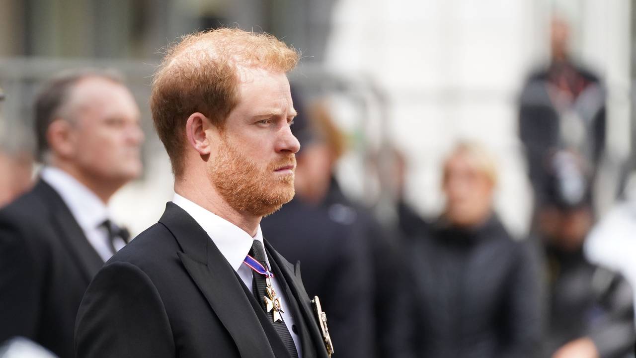 Prinz Harry, Herzog von Sussex, folgt dem Sarg von Königin Elizabeth II., während dieser nach dem Staatsakt vor der Beisetzung von Königin Elizabeth II. in der Westminster Abbey auf einem als Lafette bezeichneten Kanonenwagen durch die Straßen Londons gezogen wird.