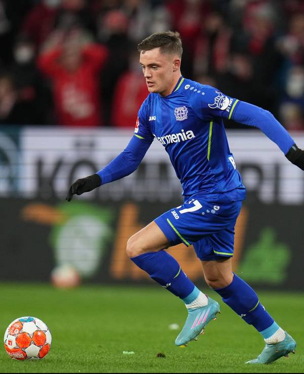 Florian Witz dribbelt im Trikot von Bayer Leverkusen mit dem Ball am Fuß.