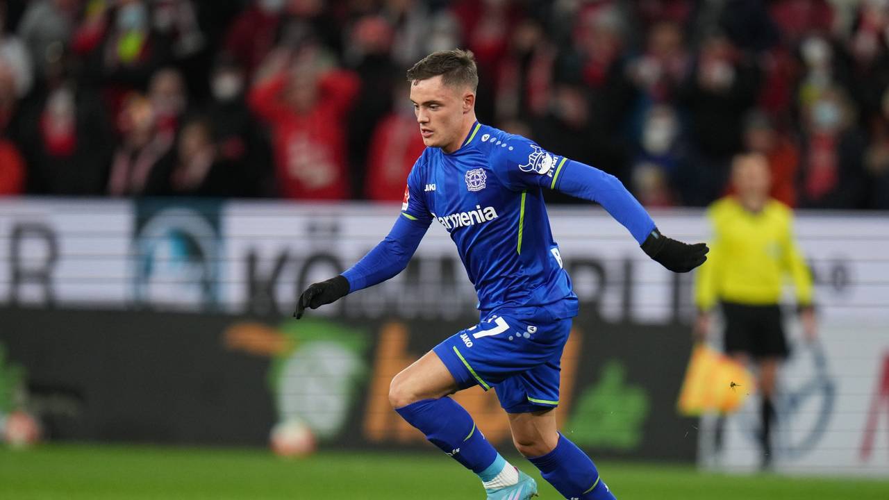 Florian Witz dribbelt im Trikot von Bayer Leverkusen mit dem Ball am Fuß.