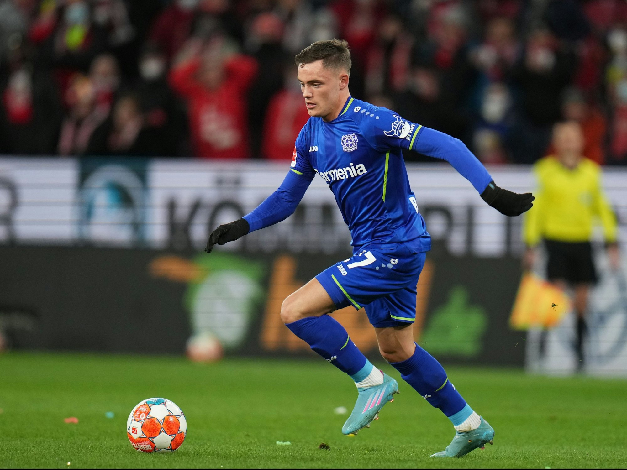 Florian Witz dribbelt im Trikot von Bayer Leverkusen mit dem Ball am Fuß.