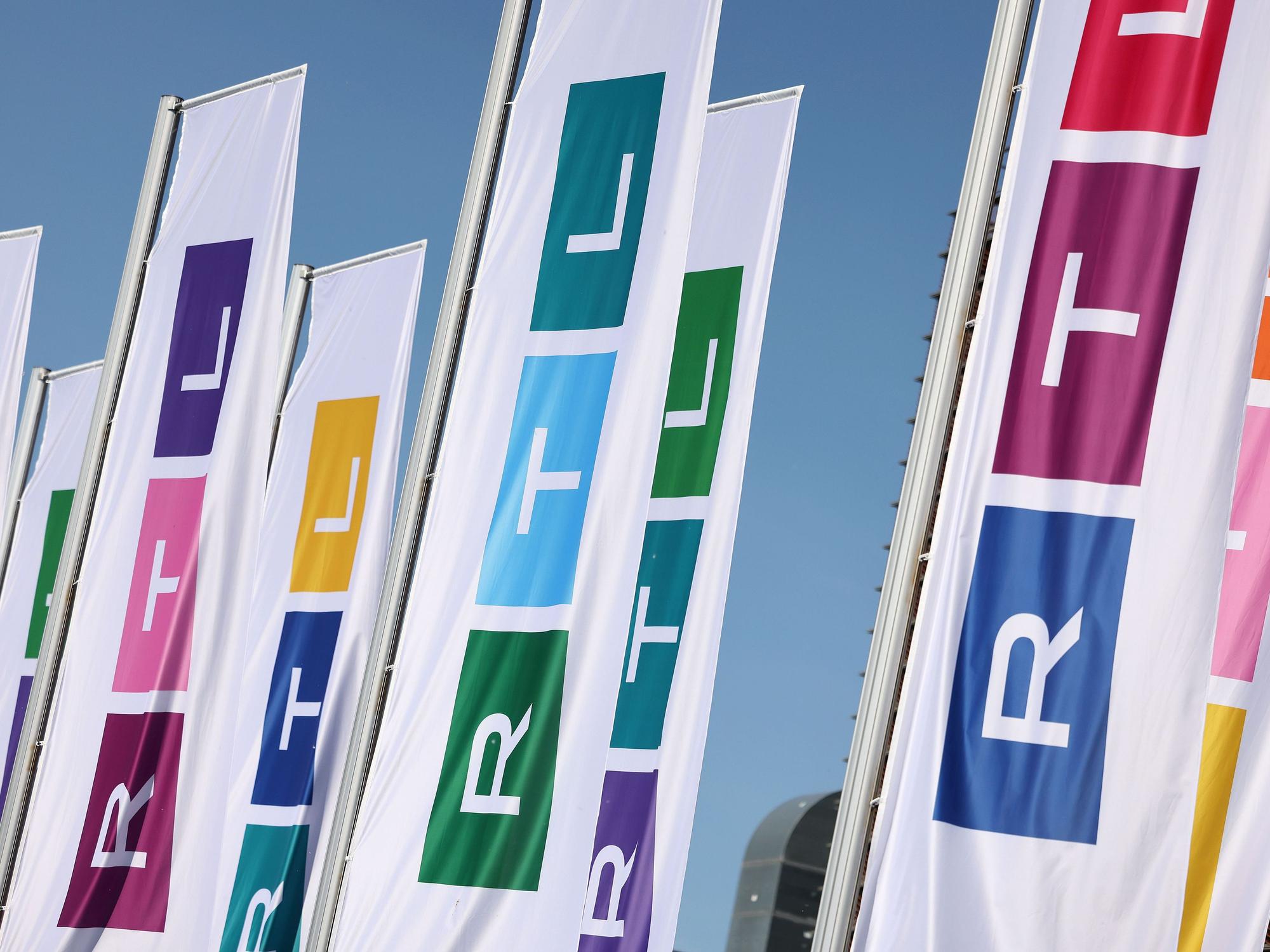 Fahnen mit dem neuen Logo des Fernsehsenders RTL wehen vor dem Gebäude.
