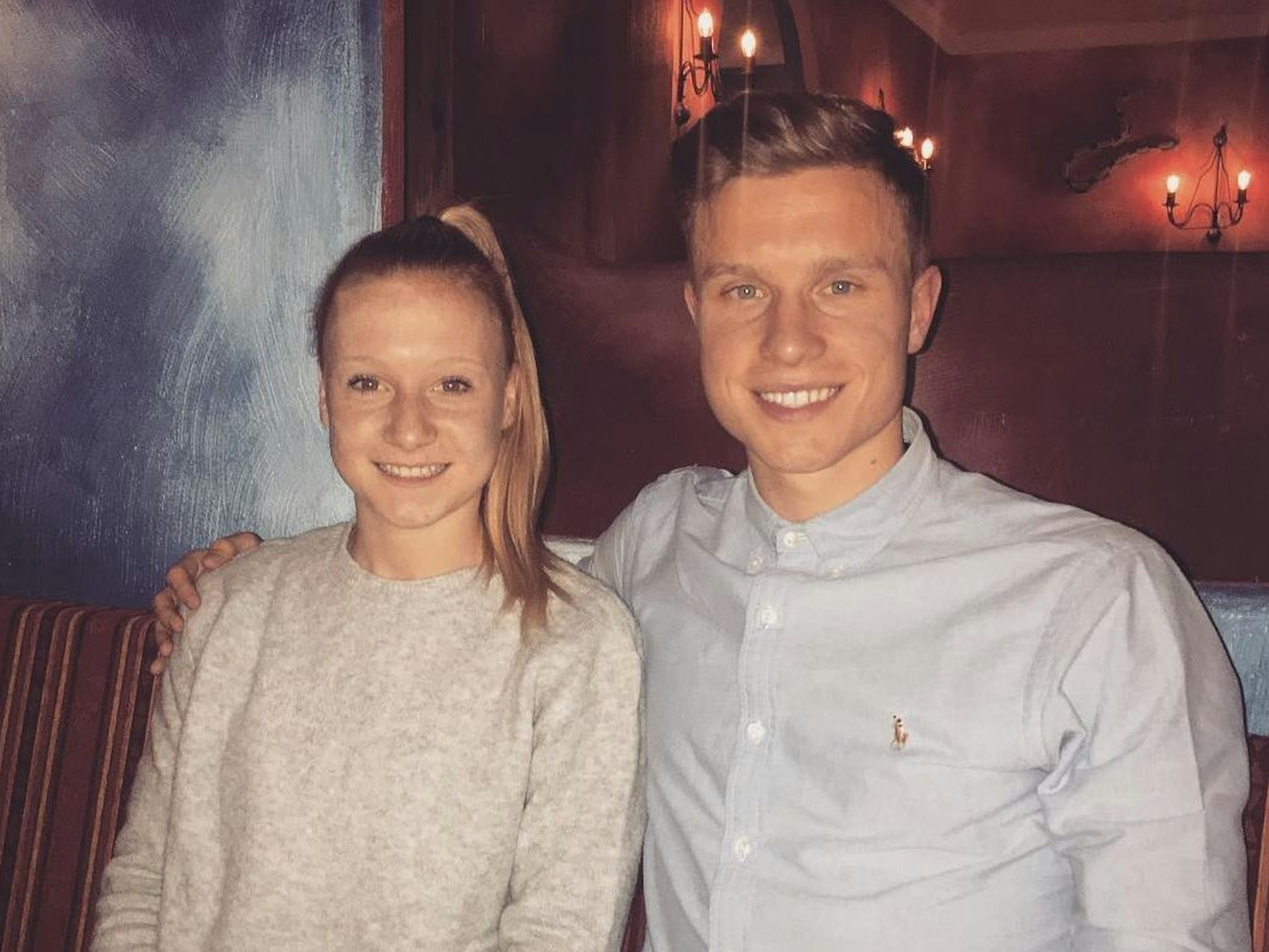 Anna und Yannick Gerhardt posieren für ein gemeinsames Geschwister-Foto.