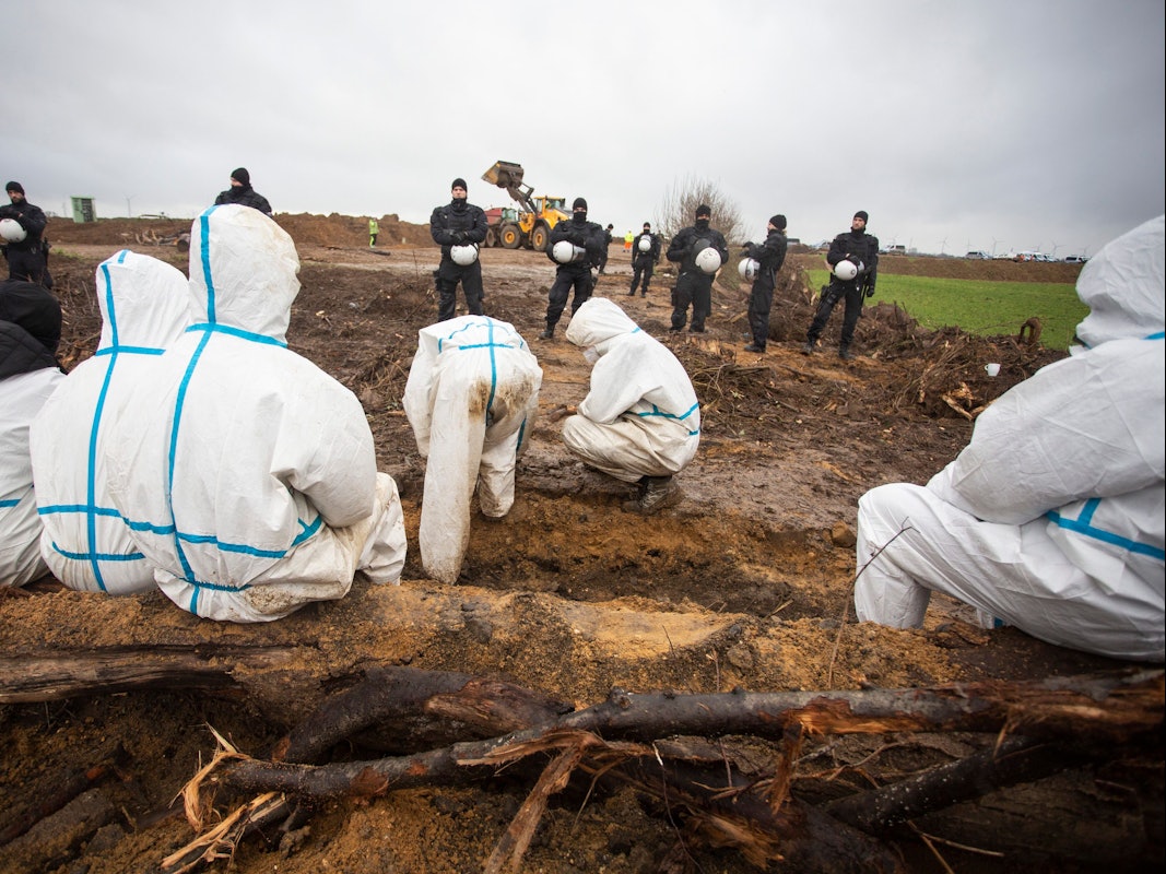 Blick auf Barrikaden vor dem Braunkohledorf Lützerath.