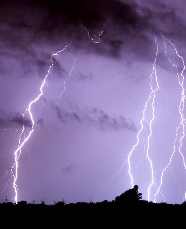 Blitze zucken am 10.06.2014 am Himmel über Algermissen im Landkreis Hildesheim (Niedersachsen).