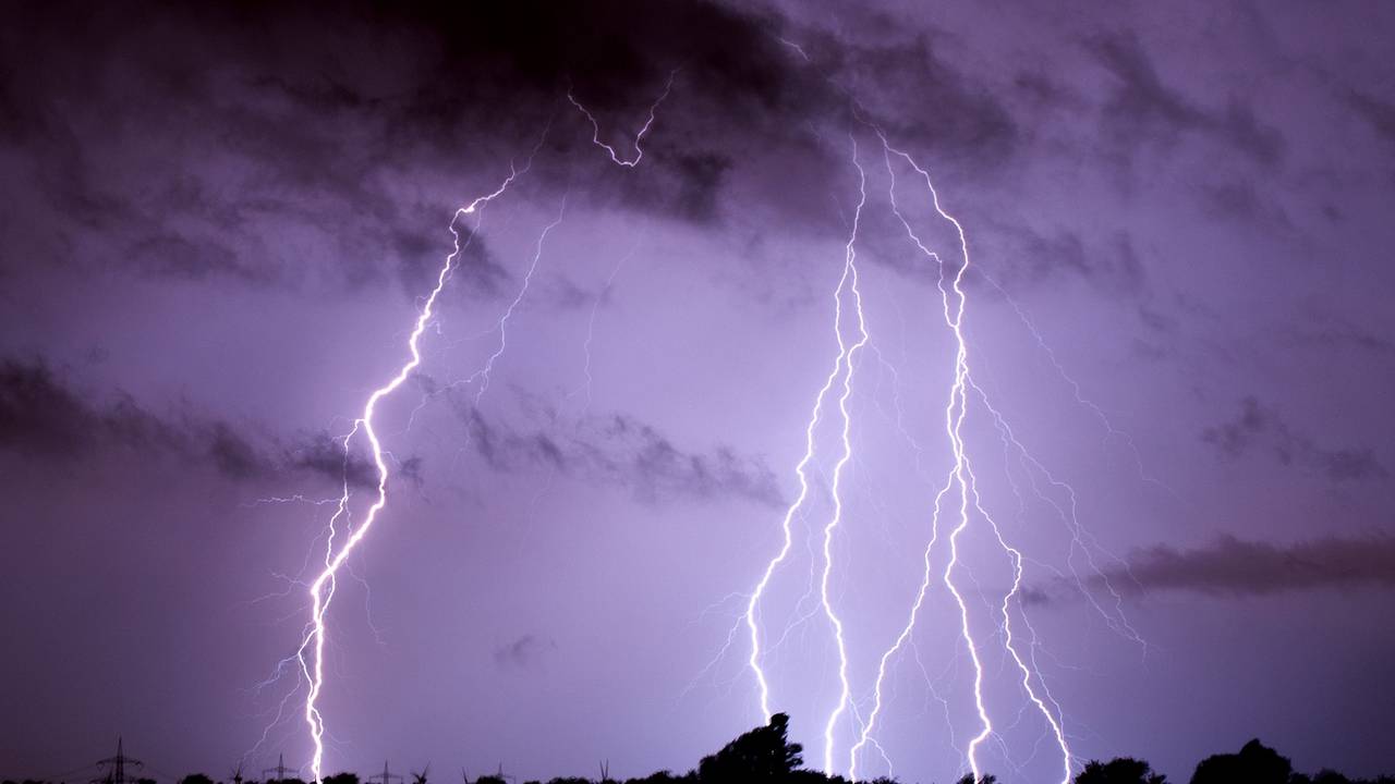 Blitze zucken am 10.06.2014 am Himmel über Algermissen im Landkreis Hildesheim (Niedersachsen).
