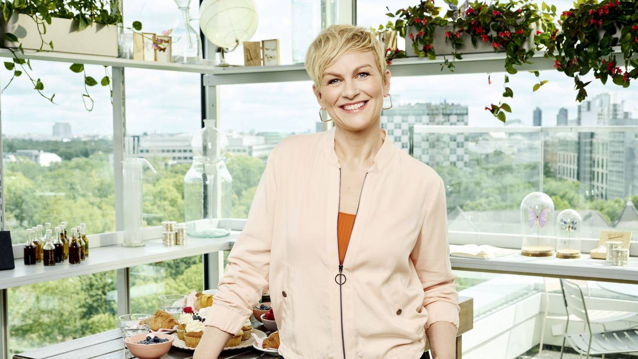 Moderatorin Karen Heinrichs lächelt bei einem Fototermin für das Sat.1-„Frühstücksfernsehen“.