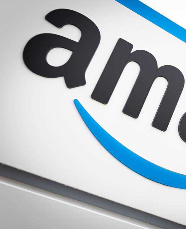 Das Logo von Amazon ist am neuen Logistikzentrum des Onlineversandhändlers in Helmstedt zu sehen.