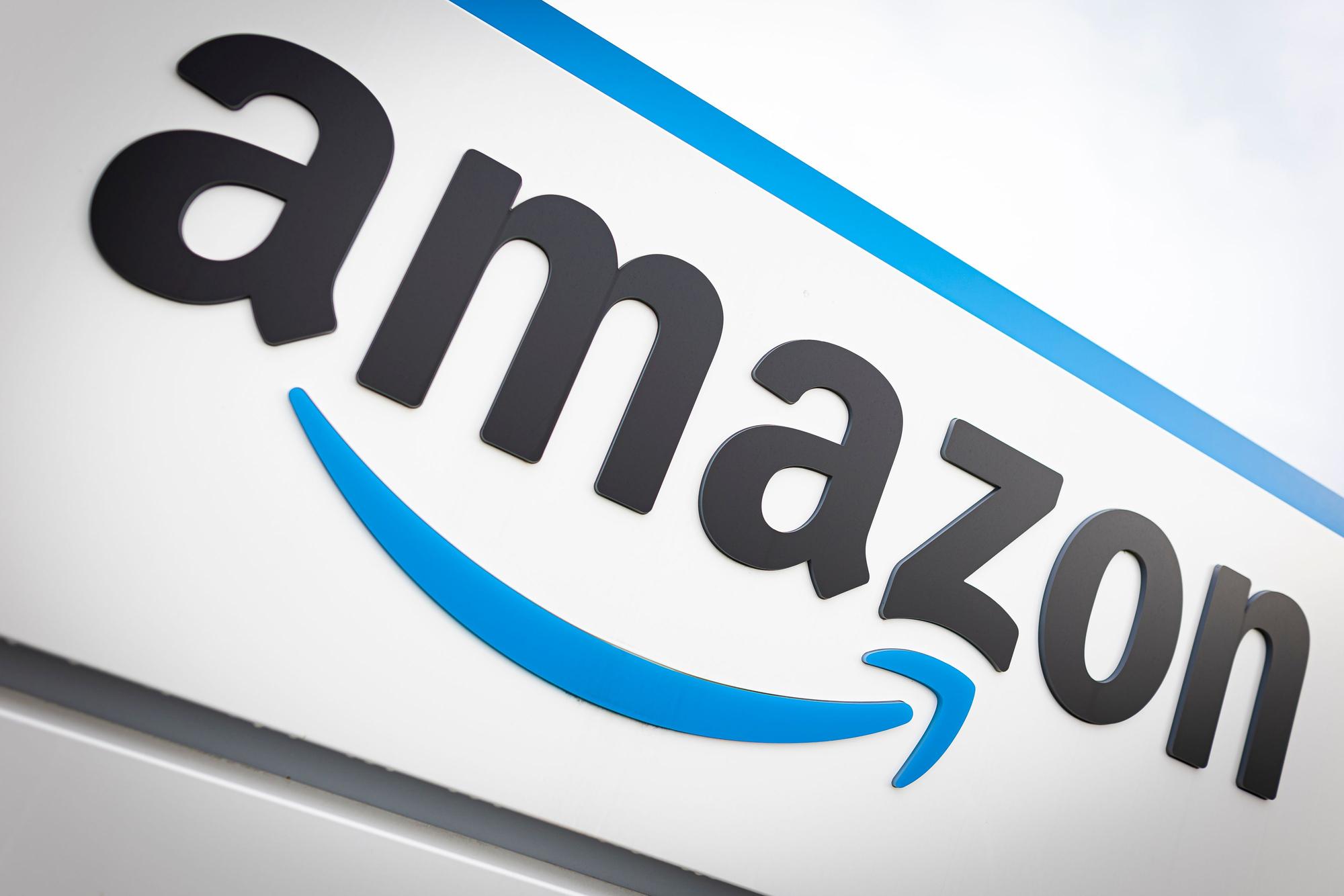 Das Logo von Amazon ist am neuen Logistikzentrum des Onlineversandhändlers in Helmstedt zu sehen.