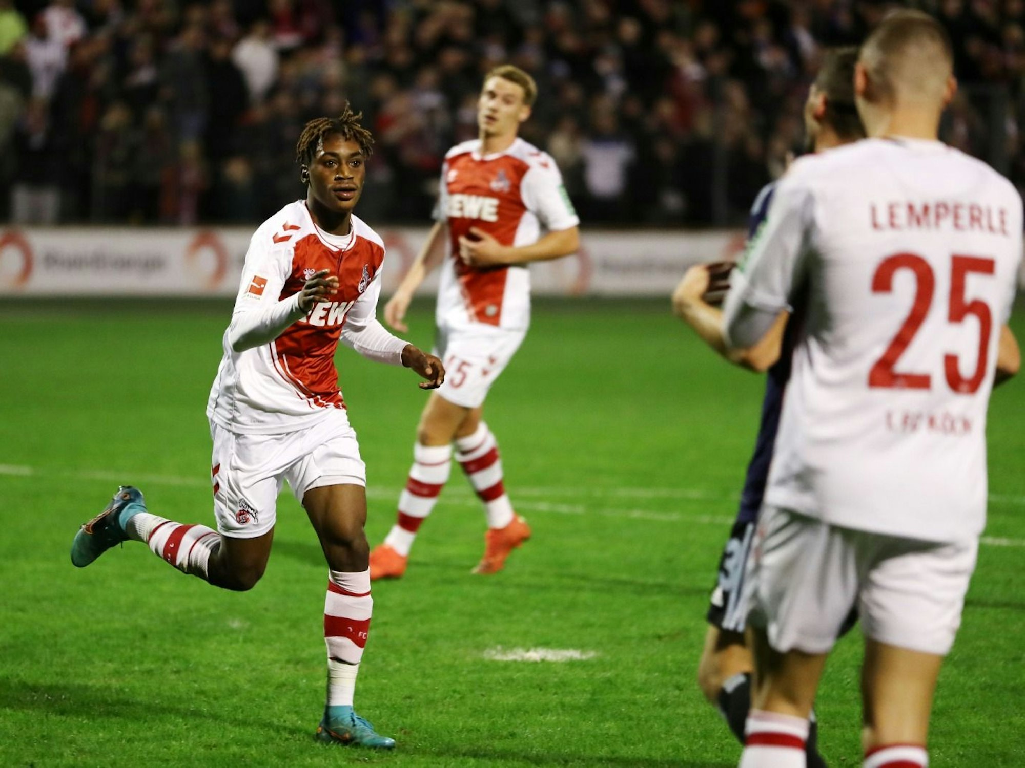 FC-Talent Justin Diehl bejubelt seinen Treffer zum zwischenzeitlichen 3:0 im Testspiel gegen den Hamburger SV (7. Januar 2023).