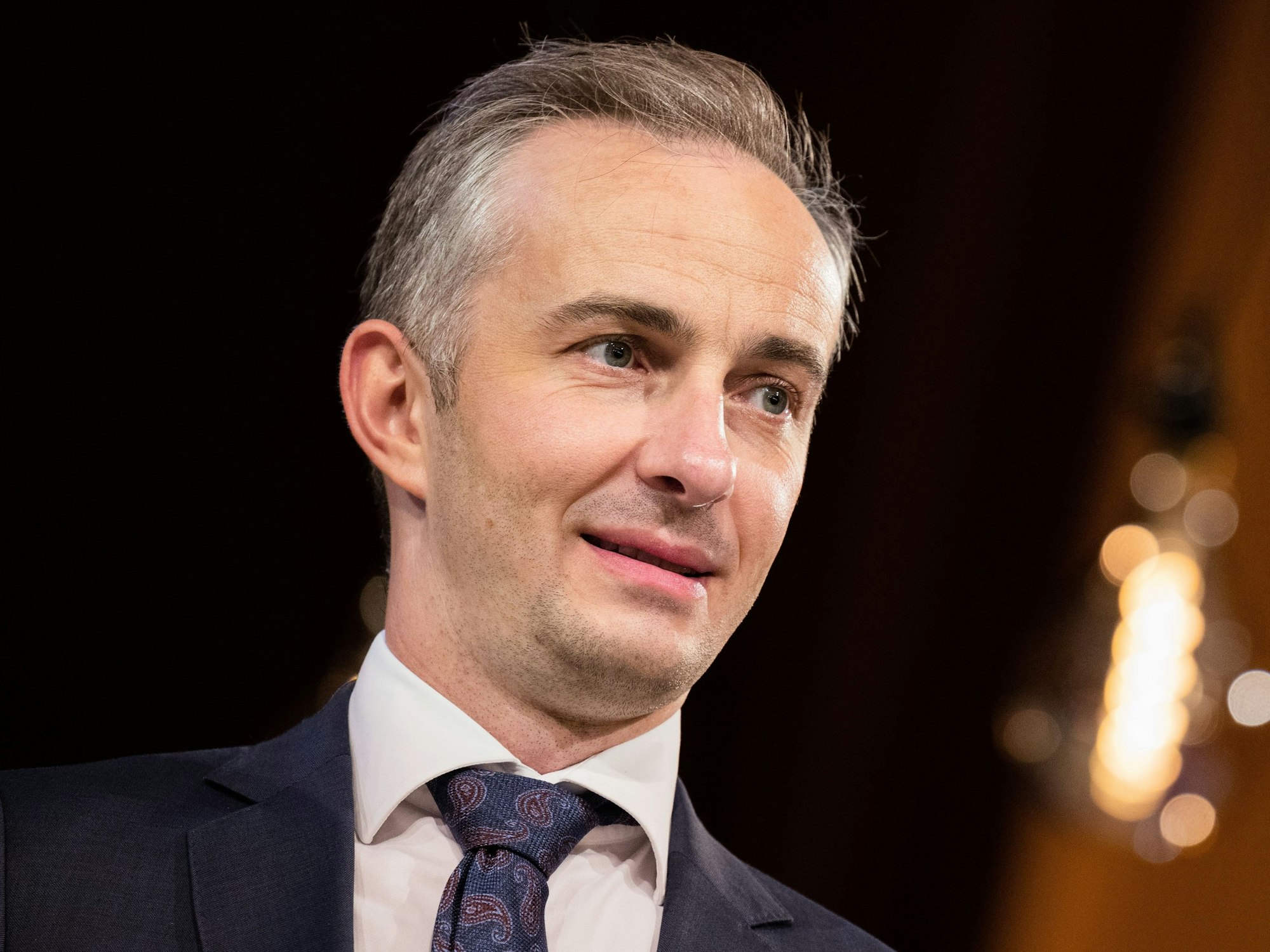 Der Satiriker und Preisträger Jan Böhmermann vom „ZDF Magazin Royal“ steht vor der Verleihung des Hanns-Joachim-Friedrichs-Preis2021 auf der Bühne im Funkhaus.