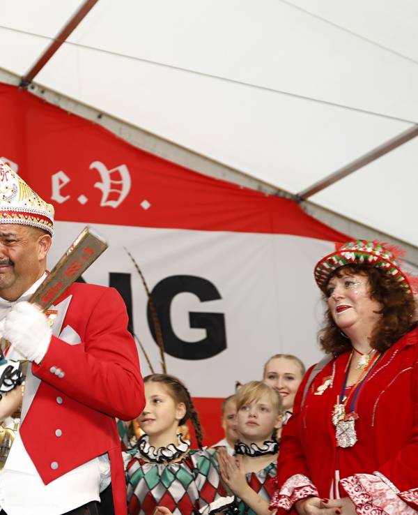 Alt-Köllen-Präsident Stephan Degueldre und seine Tochter Angela bei der Volkssitzung auf der Bühne.