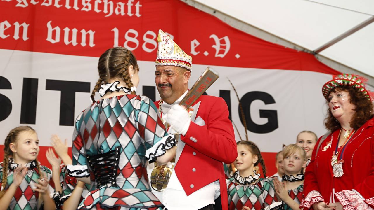 Alt-Köllen-Präsident Stephan Degueldre und seine Tochter Angela bei der Volkssitzung auf der Bühne.