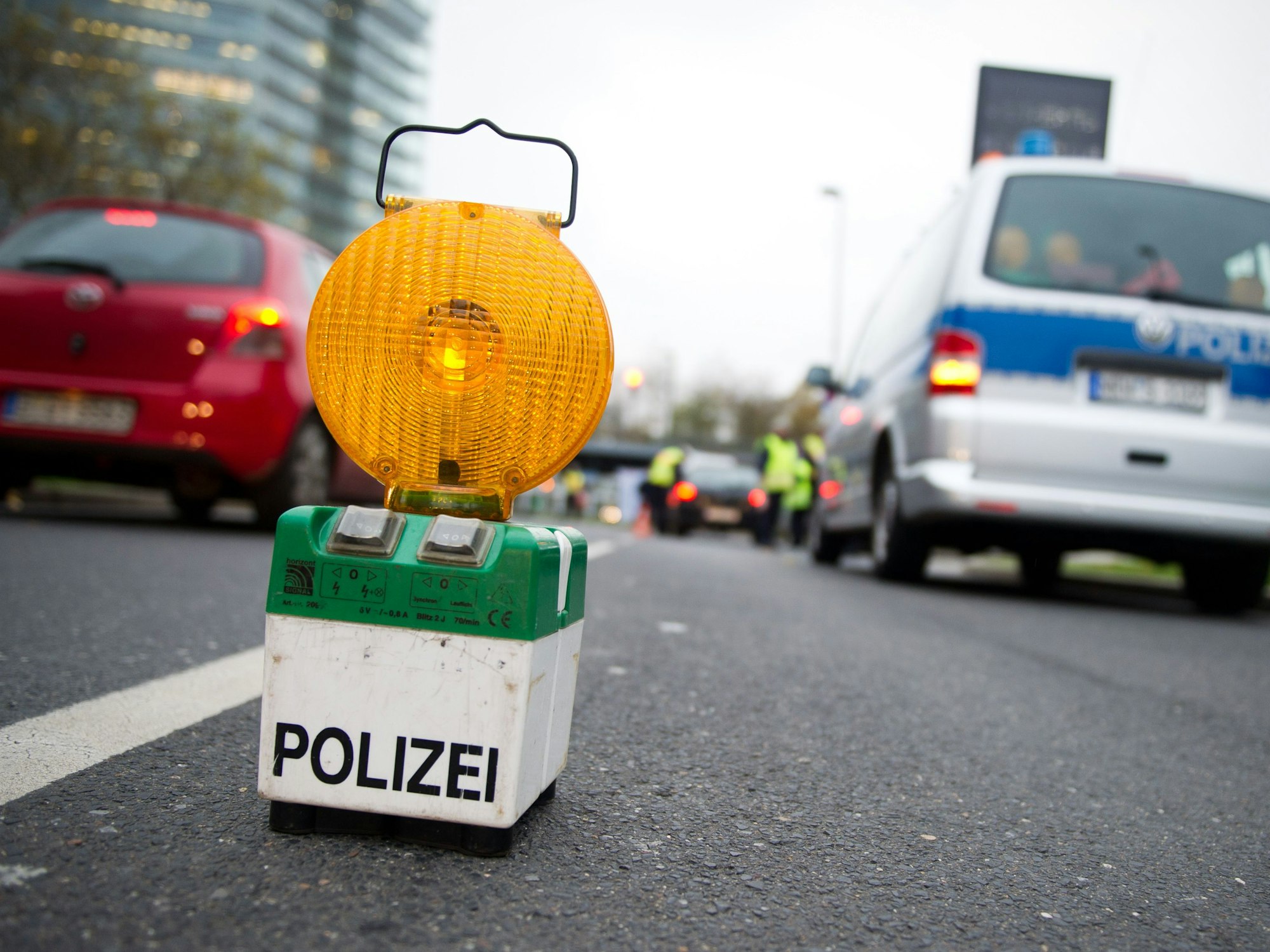 Polizeibeamte kontrollieren in Düsseldorf Fahrzeuge.
