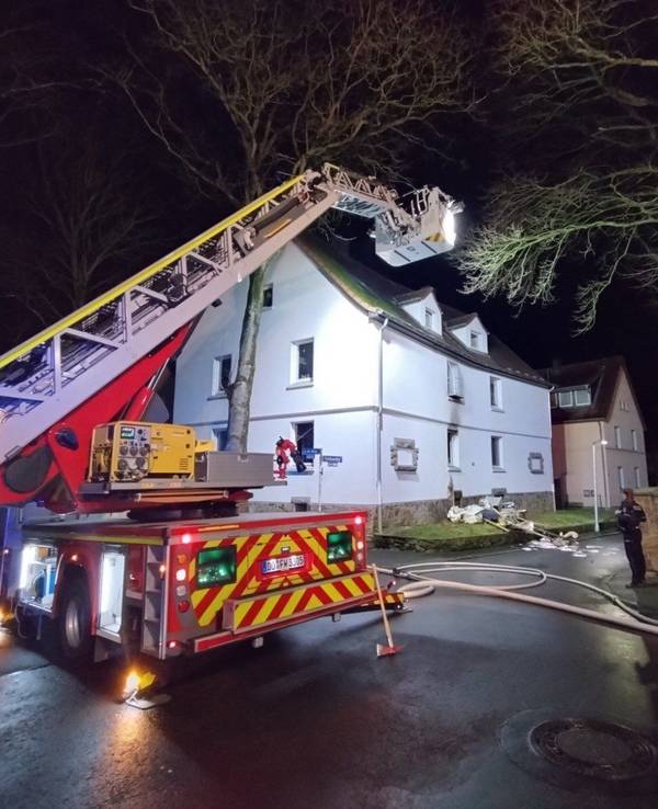 Die Feuerwehr Dortmund drang am Einsatzort sofort in das Brandhaus vor.