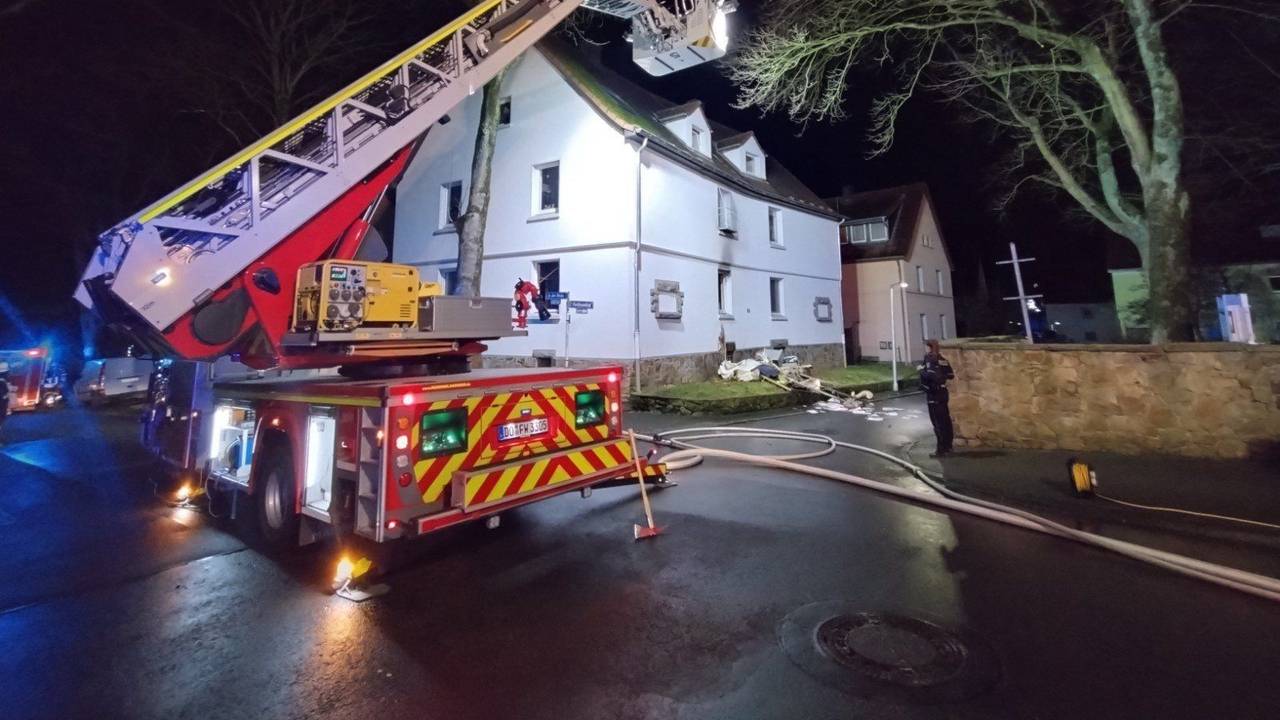 Die Feuerwehr Dortmund drang am Einsatzort sofort in das Brandhaus vor.