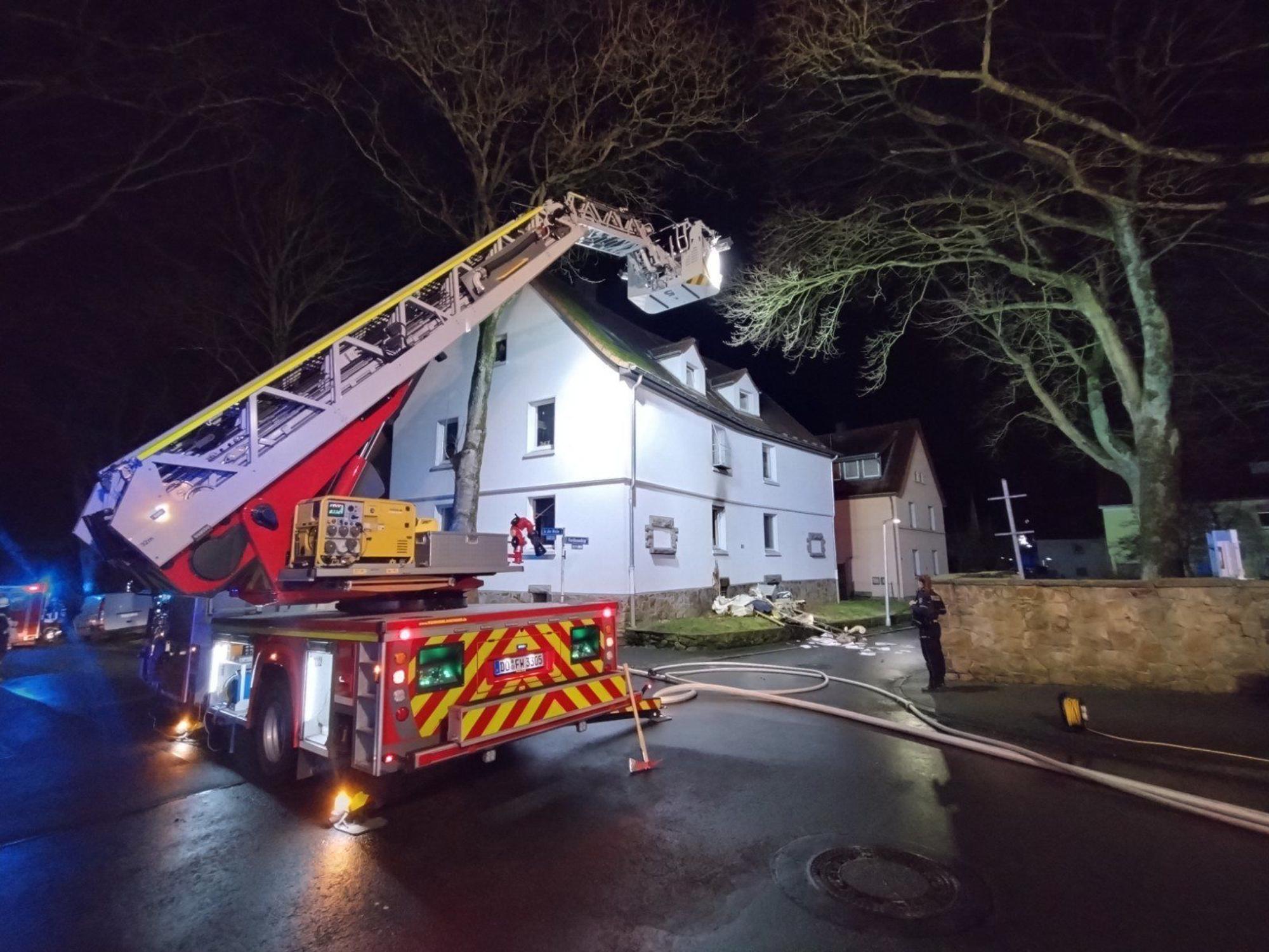 Die Feuerwehr Dortmund drang am Einsatzort sofort in das Brandhaus vor.