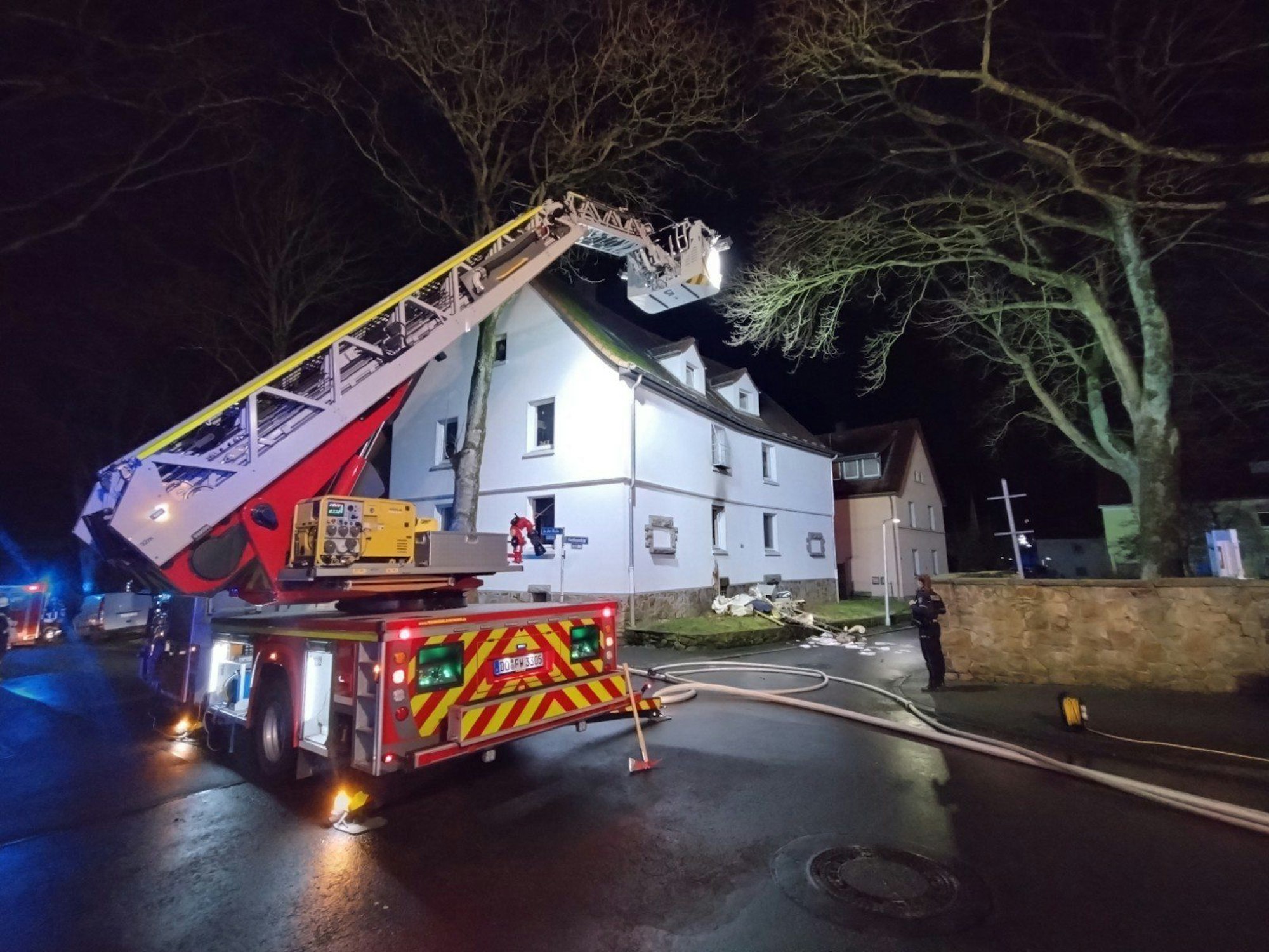 Die Feuerwehr Dortmund drang am Einsatzort sofort in das Brandhaus vor.