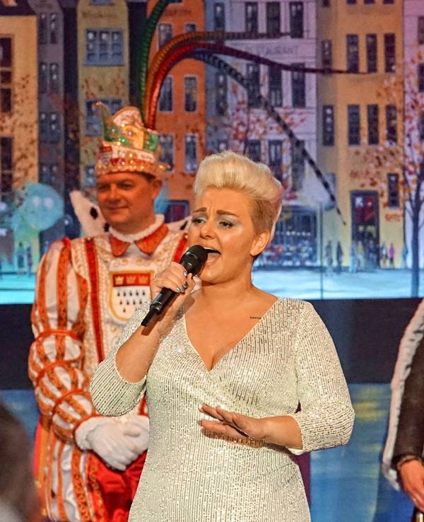 Nici Kempermann singt solo auf Bühne
