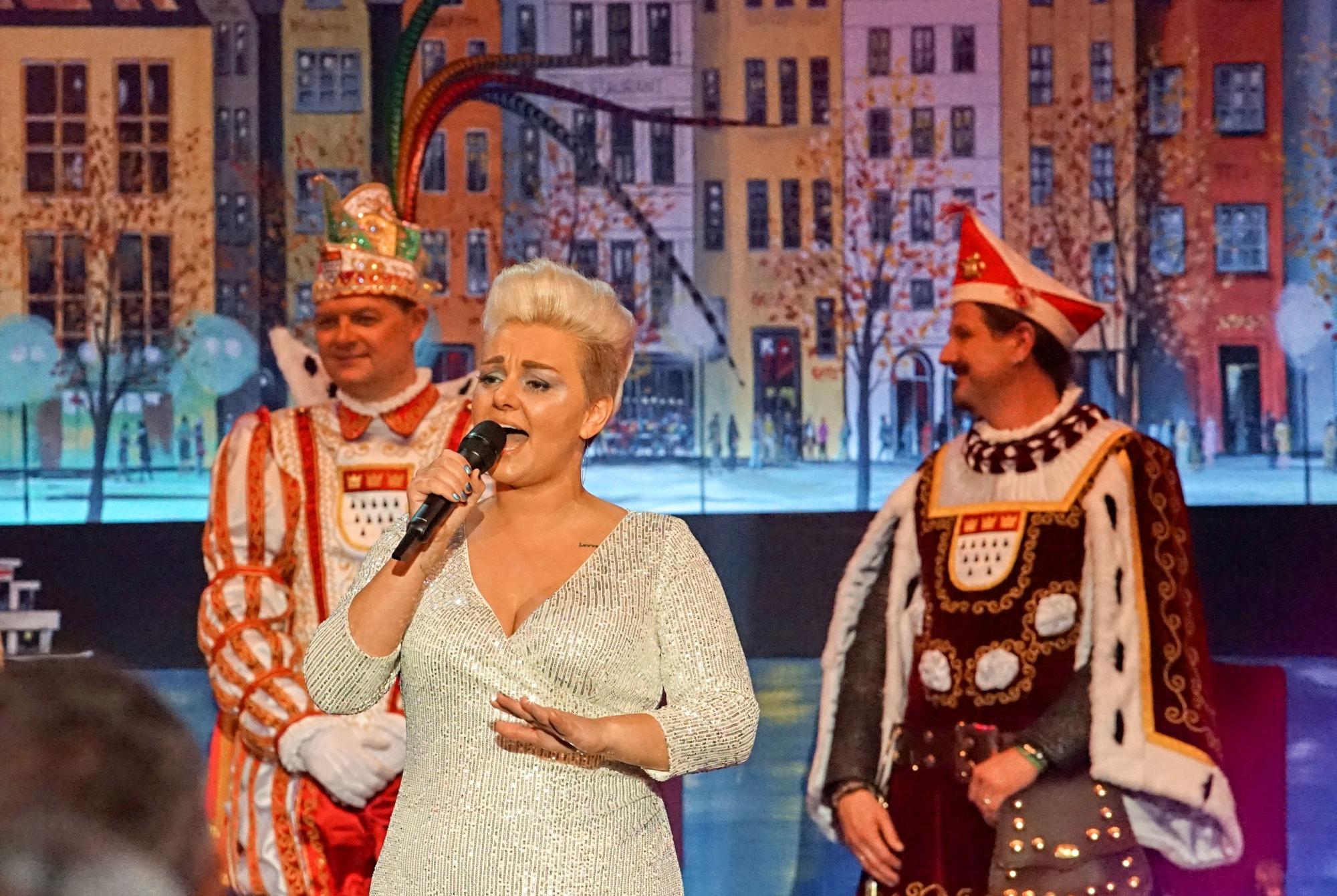 Nici Kempermann singt solo auf Bühne