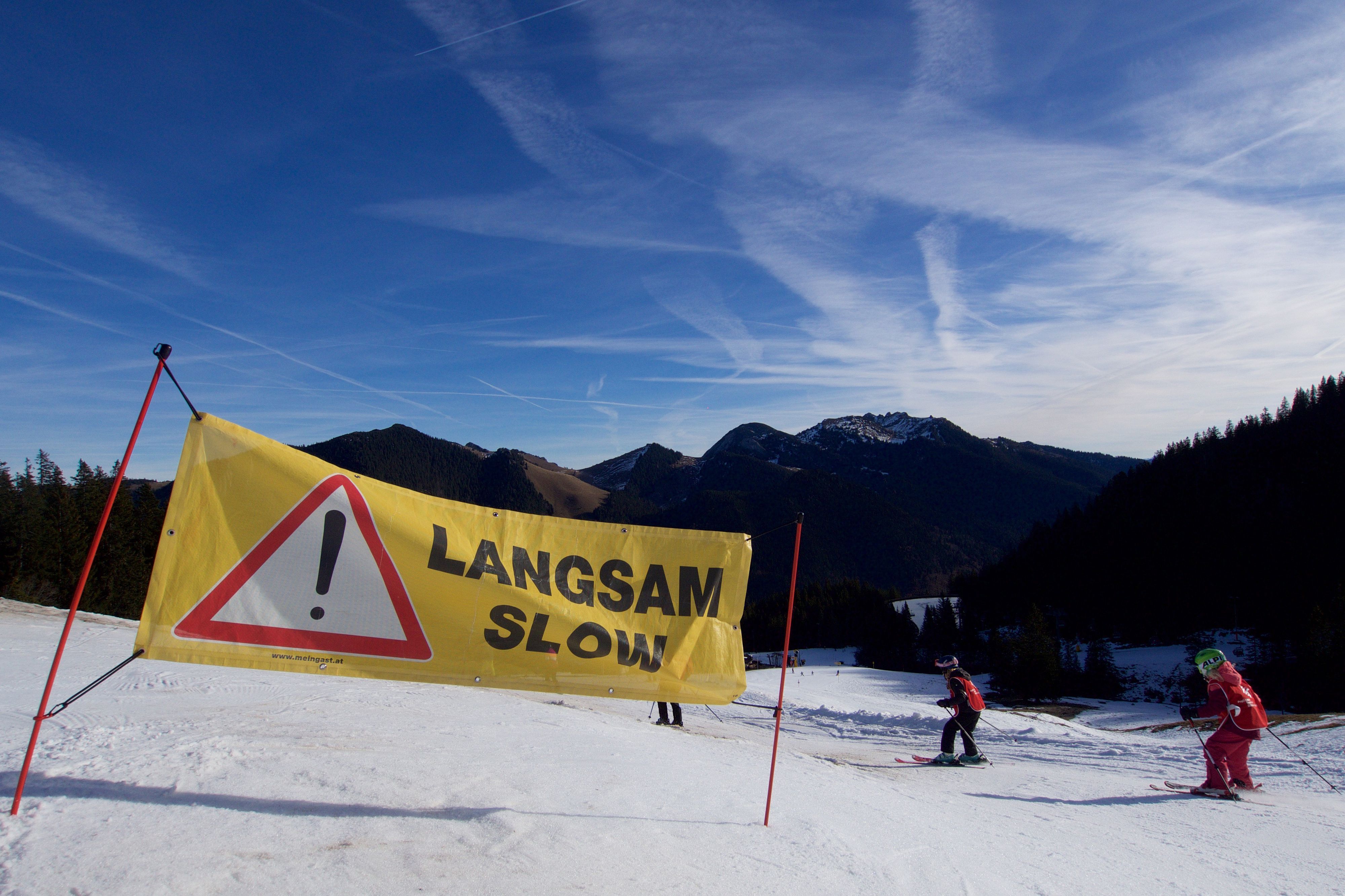 Warnung für Skifahrende vor braunen Flecken und schlechtem Pistenzustand am Spitzingsee.
