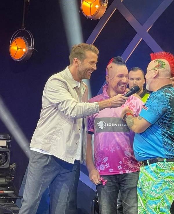 Christian Düren, Oliver Pocher und Peter Wright auf der Bühne.