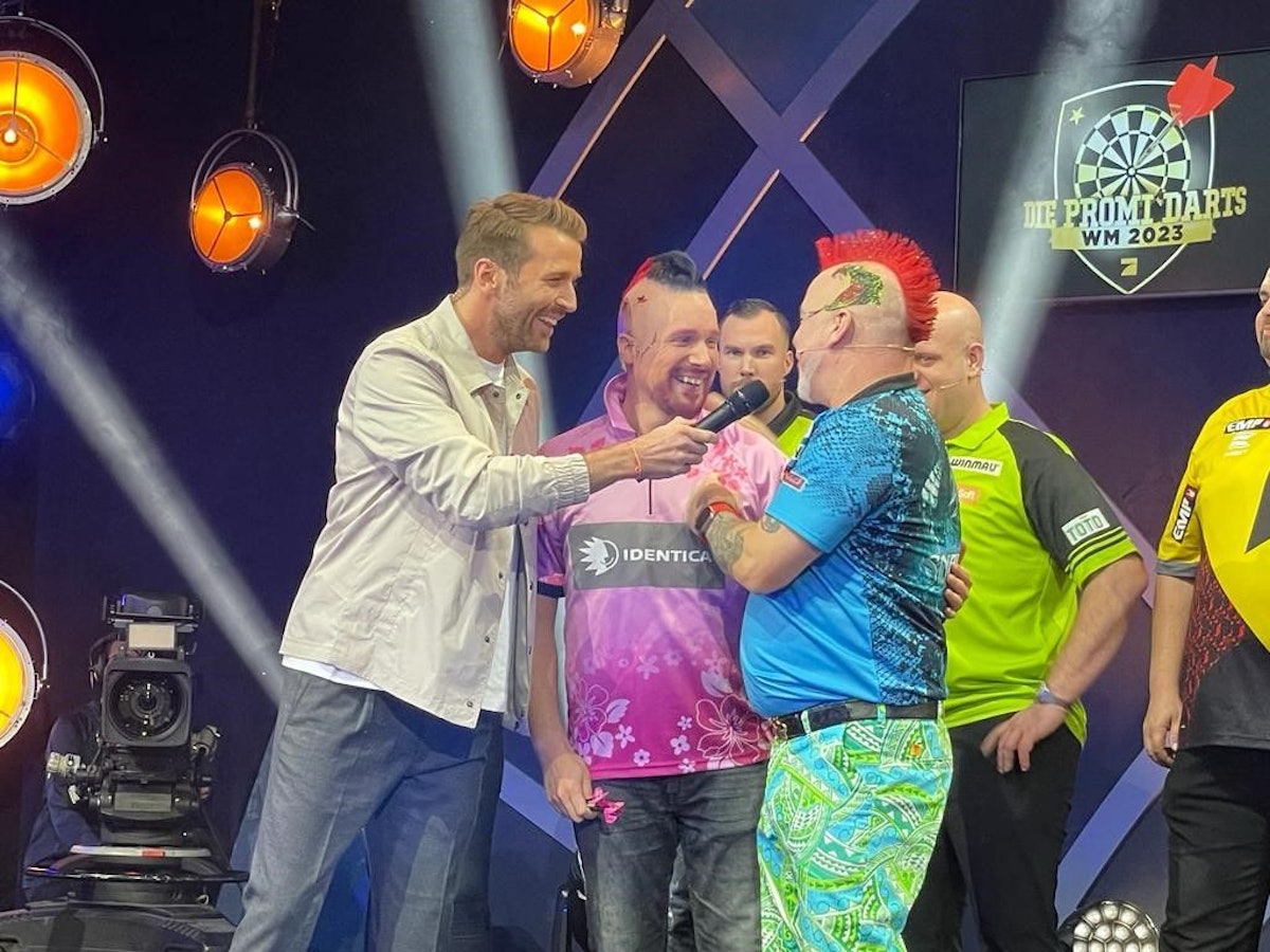 Christian Düren, Oliver Pocher und Peter Wright auf der Bühne.