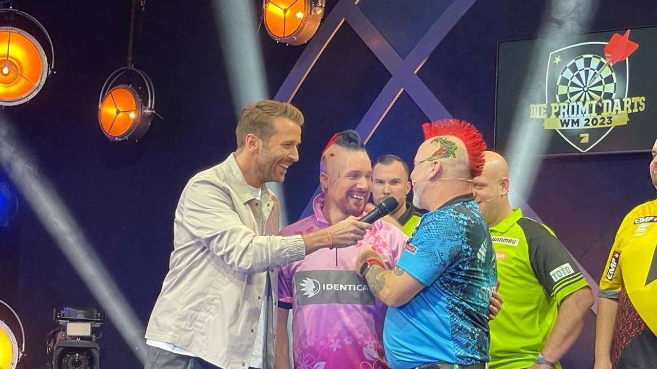 Christian Düren, Oliver Pocher und Peter Wright auf der Bühne.