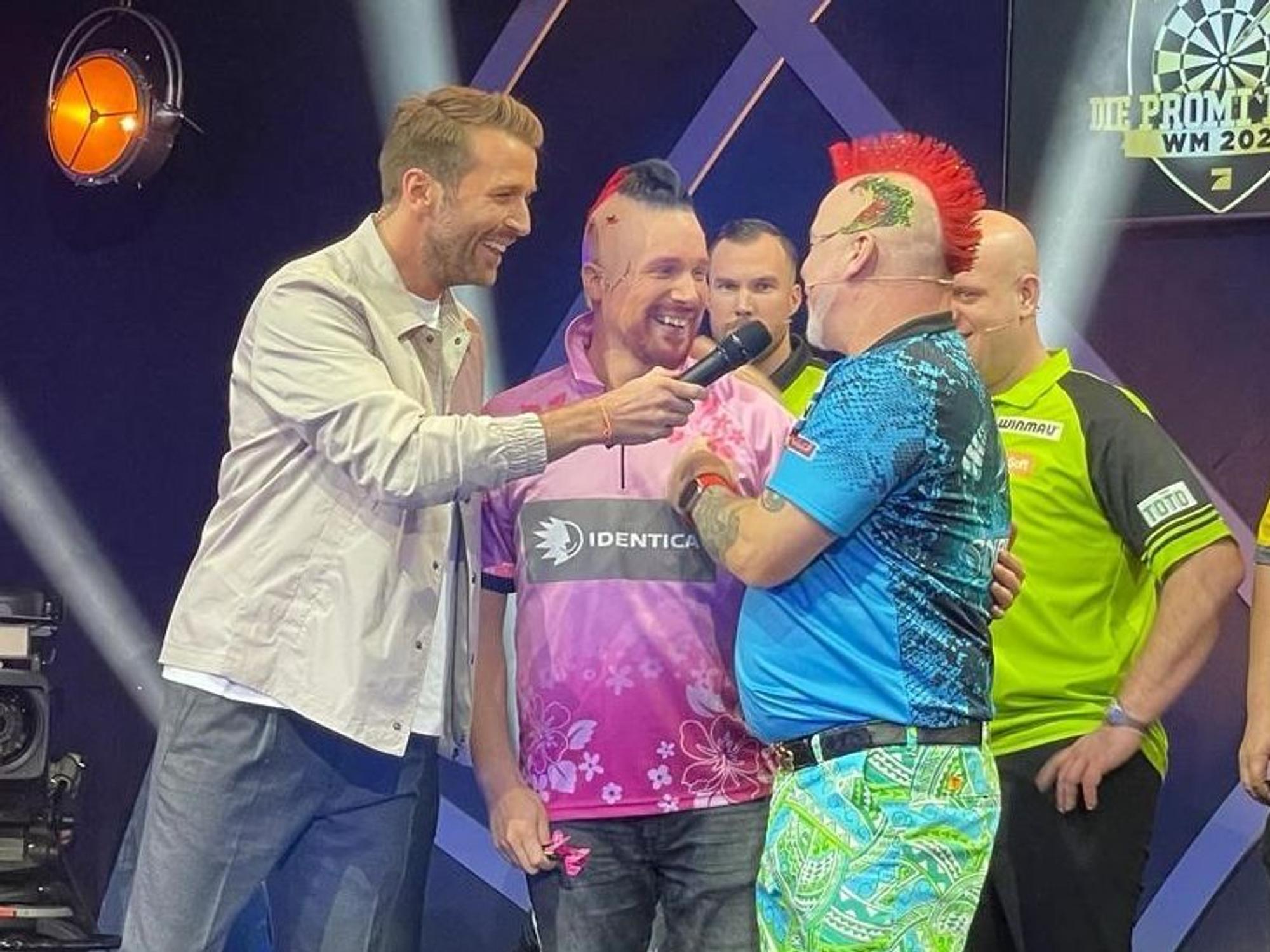Christian Düren, Oliver Pocher und Peter Wright auf der Bühne.